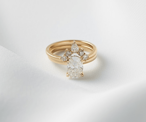 What is the Oval Diamond Bow Tie Effect? - Moissanite Engagement Rings