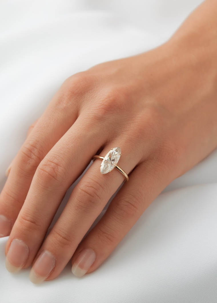 Can I find rose gold, yellow gold, and white gold options in Guthrie Jewellery's collection?
