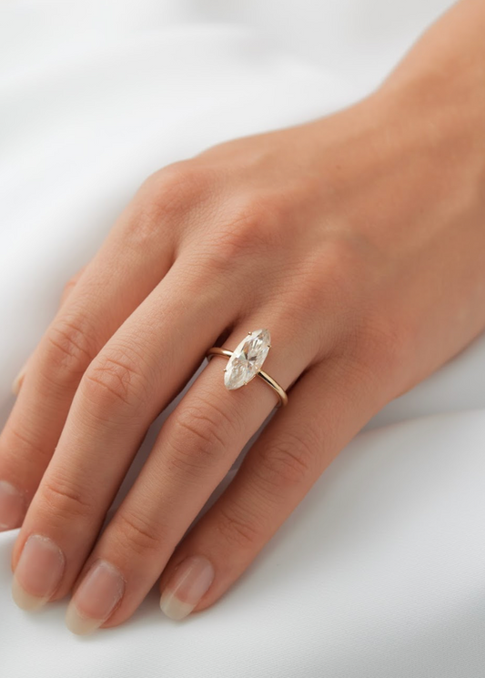 Can I find rose gold, yellow gold, and white gold options in Guthrie Jewellery's collection?