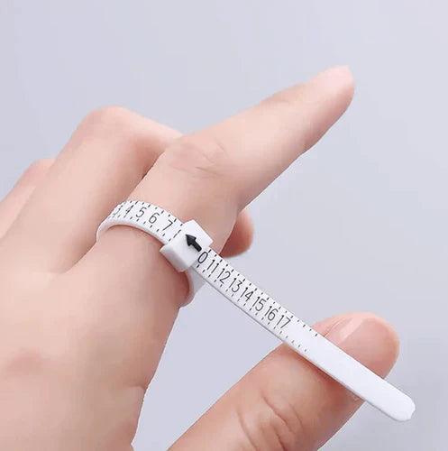 How can I determine the right ring size when shopping for an engagement ring?