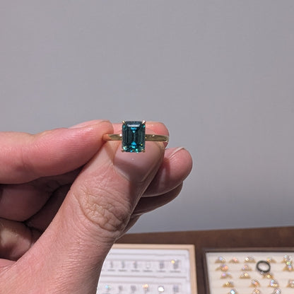 2ct Emerald Blue-green Moissanite 18K Yellow Gold Size L