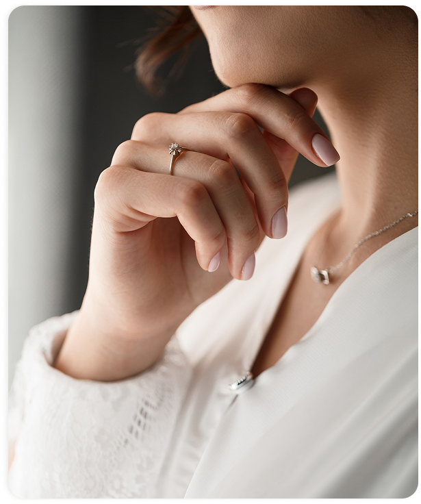 Engagement ring showcase desktop